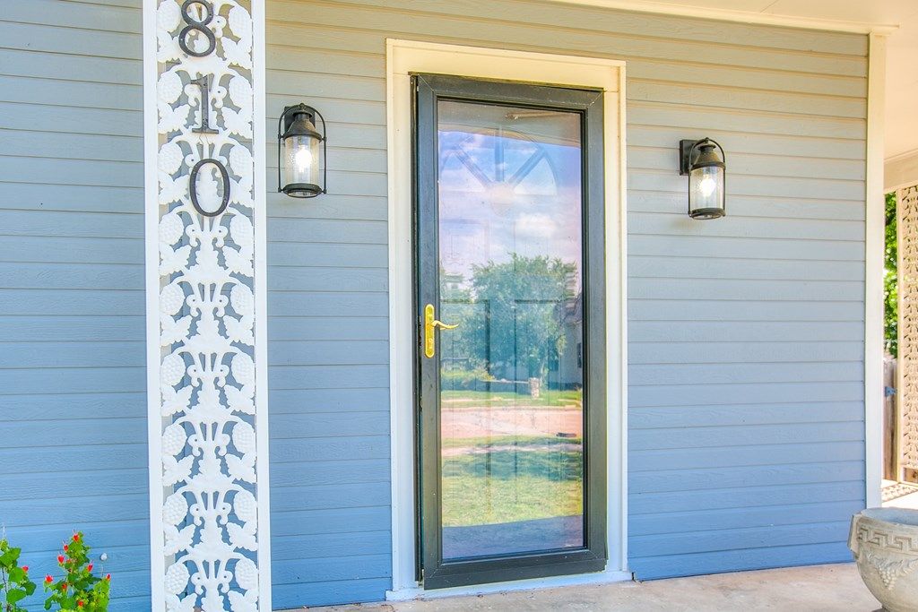 Image 25 of property listing at 810 N 6th St, Ballinger, TX 76821