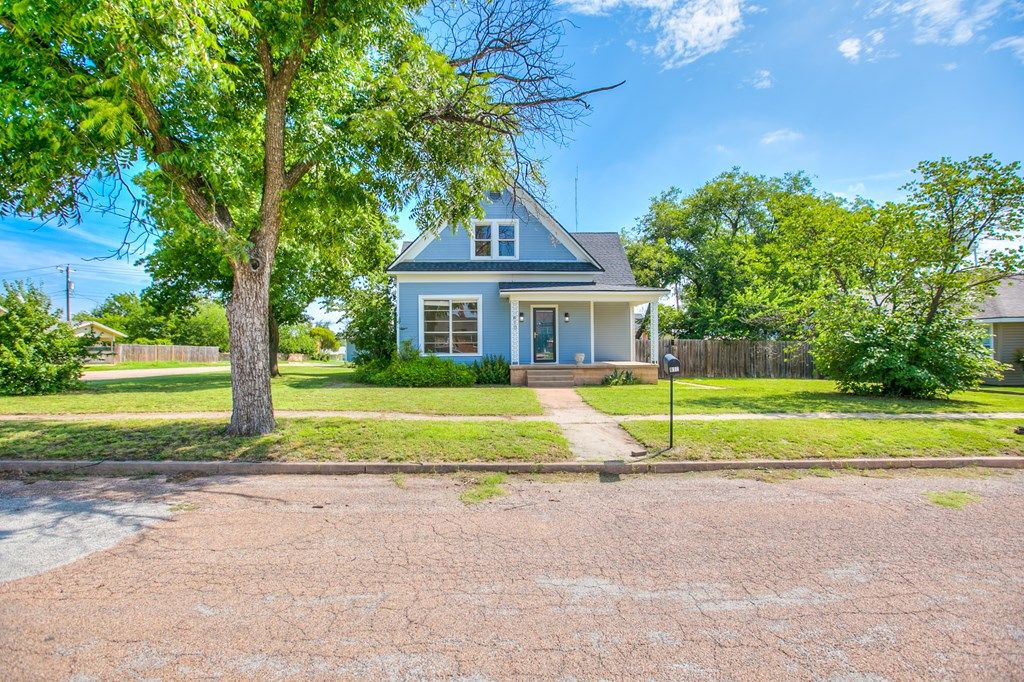 Image 26 of property listing at 810 N 6th St, Ballinger, TX 76821