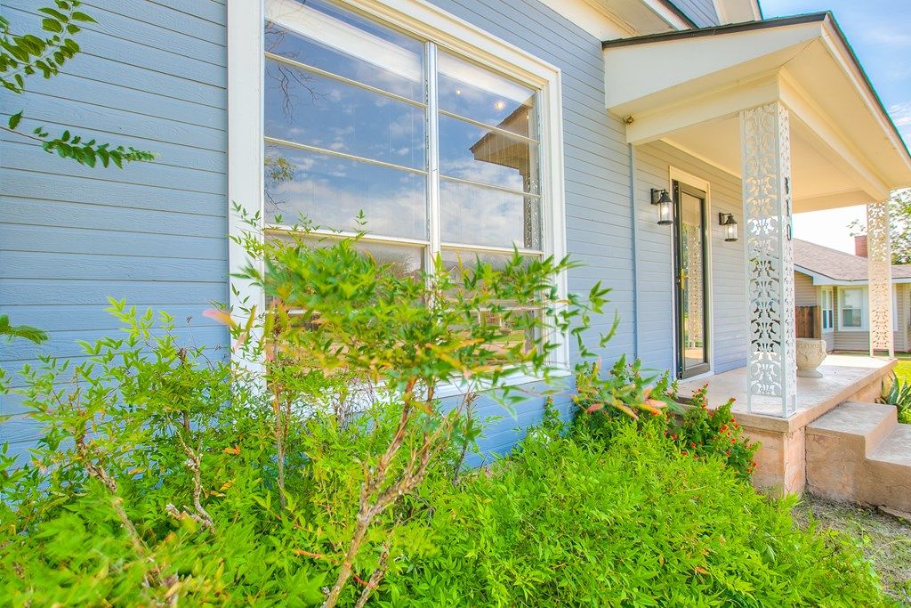 Image 27 of property listing at 810 N 6th St, Ballinger, TX 76821