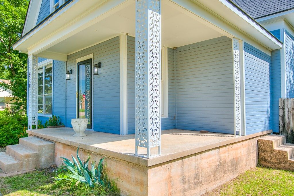 Image 28 of property listing at 810 N 6th St, Ballinger, TX 76821