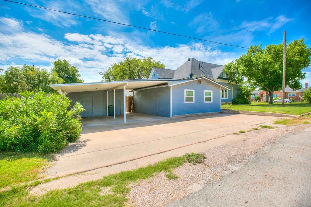 Image 29 of property listing at 810 N 6th St, Ballinger, TX 76821