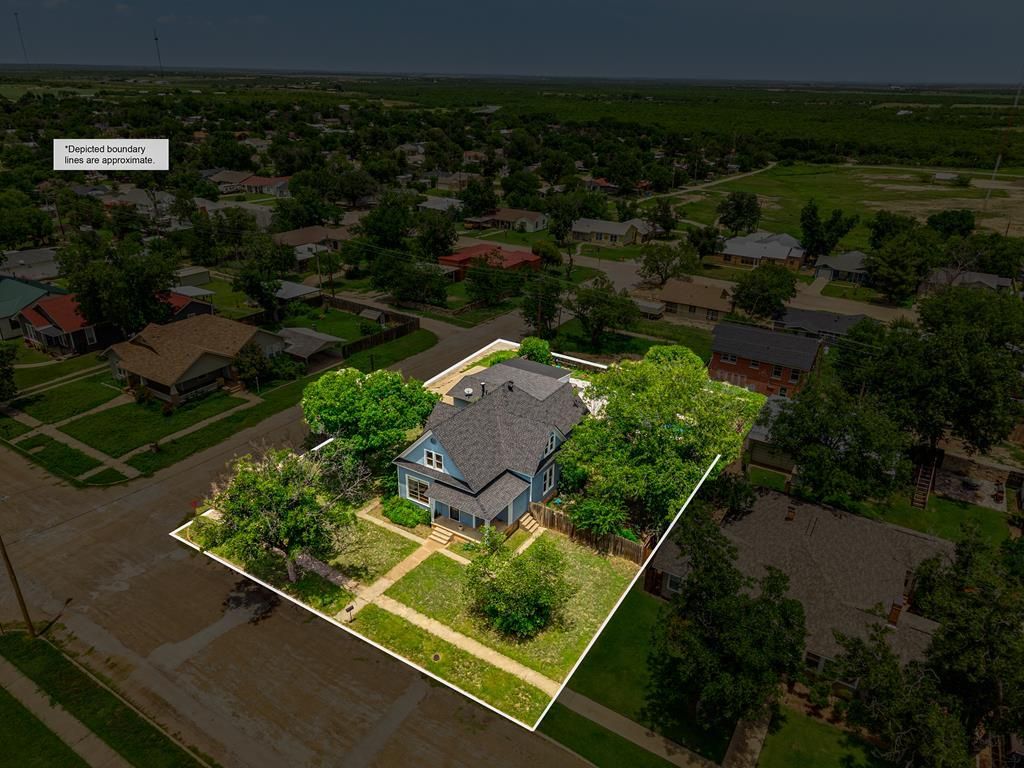Image 3 of property listing at 810 N 6th St, Ballinger, TX 76821