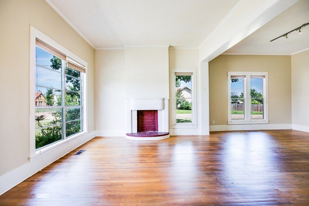 Image 30 of property listing at 810 N 6th St, Ballinger, TX 76821