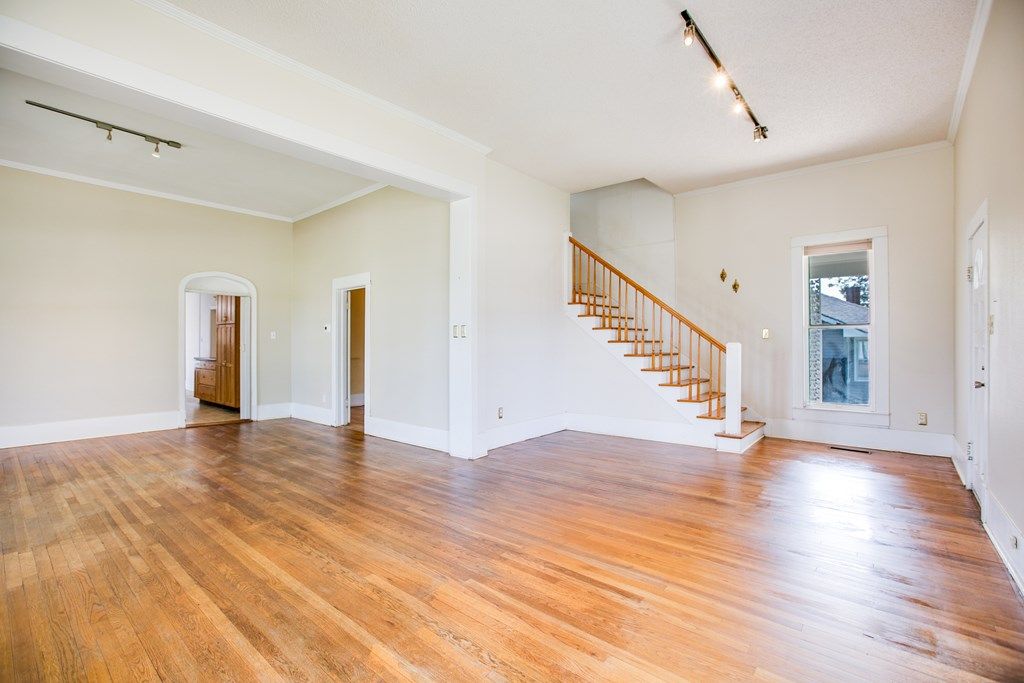Image 31 of property listing at 810 N 6th St, Ballinger, TX 76821