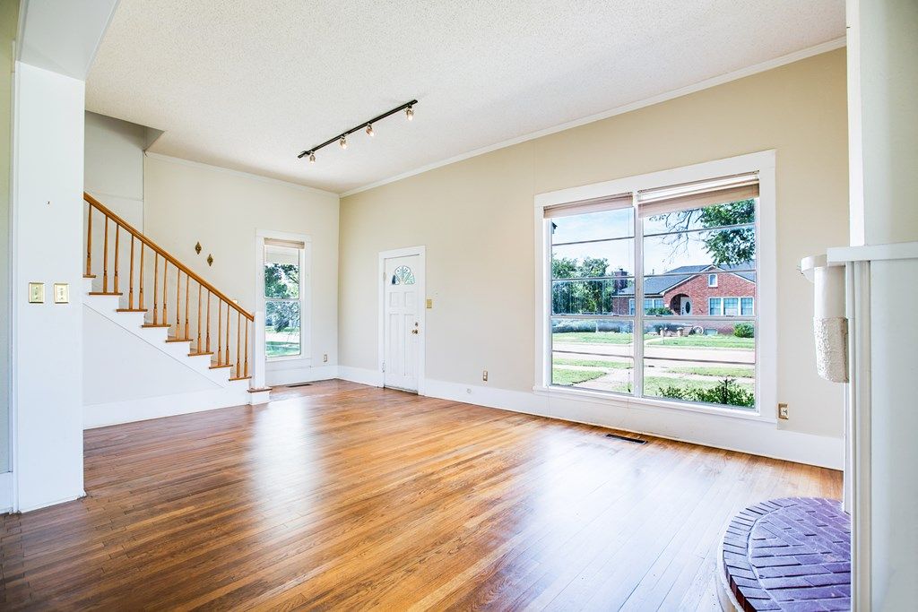 Image 32 of property listing at 810 N 6th St, Ballinger, TX 76821