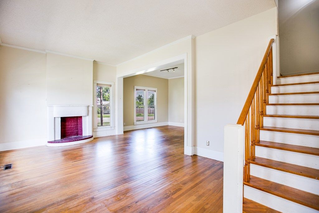 Image 33 of property listing at 810 N 6th St, Ballinger, TX 76821