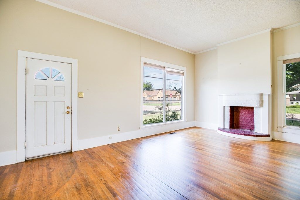 Image 34 of property listing at 810 N 6th St, Ballinger, TX 76821
