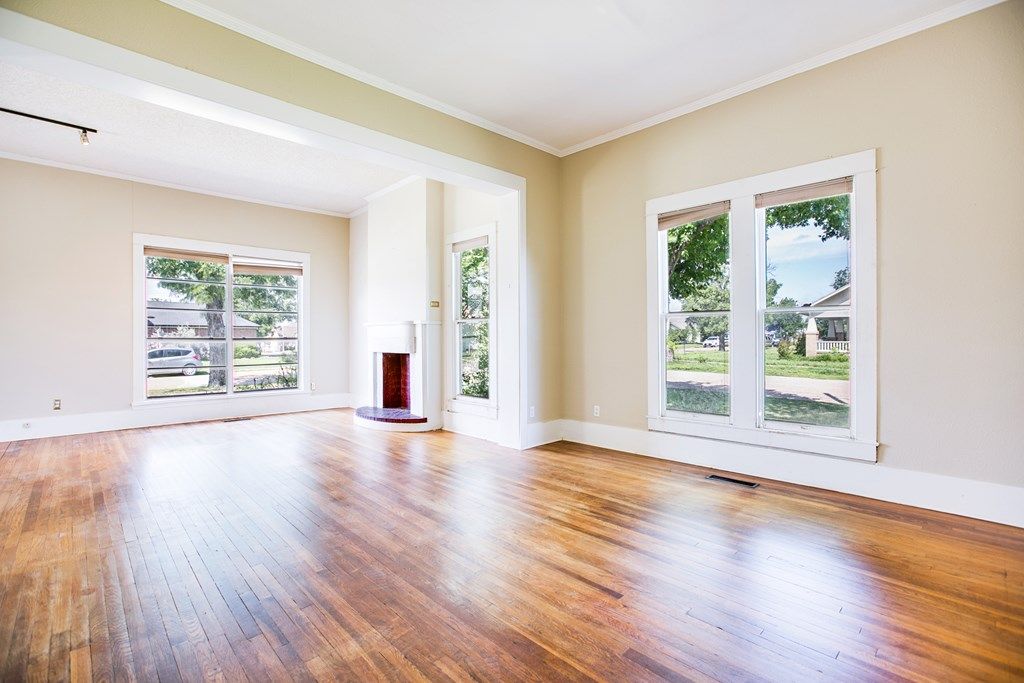 Image 35 of property listing at 810 N 6th St, Ballinger, TX 76821