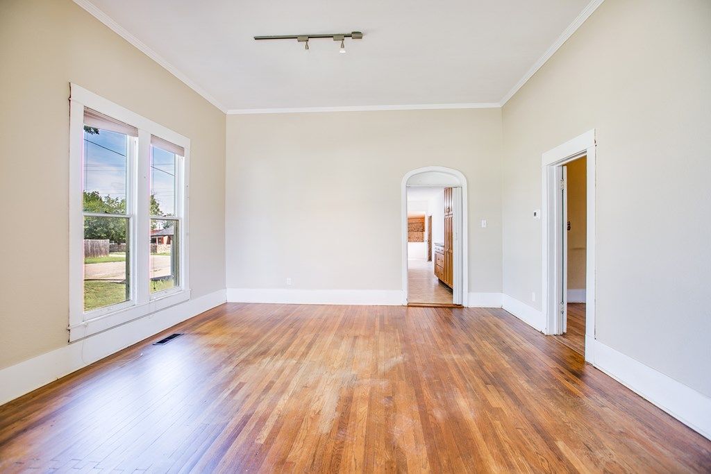 Image 36 of property listing at 810 N 6th St, Ballinger, TX 76821
