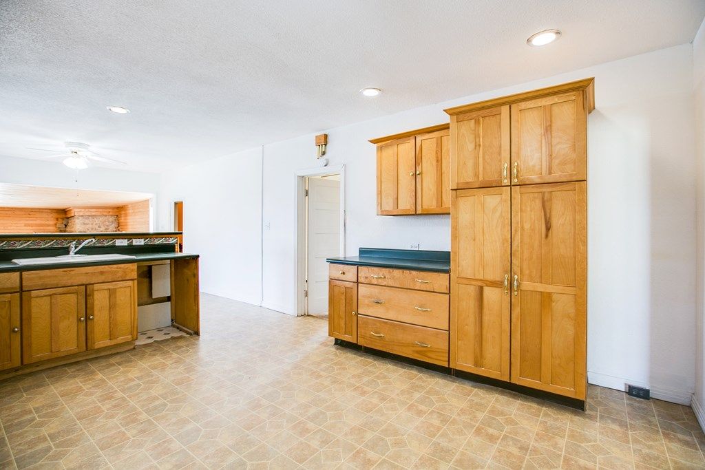 Image 37 of property listing at 810 N 6th St, Ballinger, TX 76821