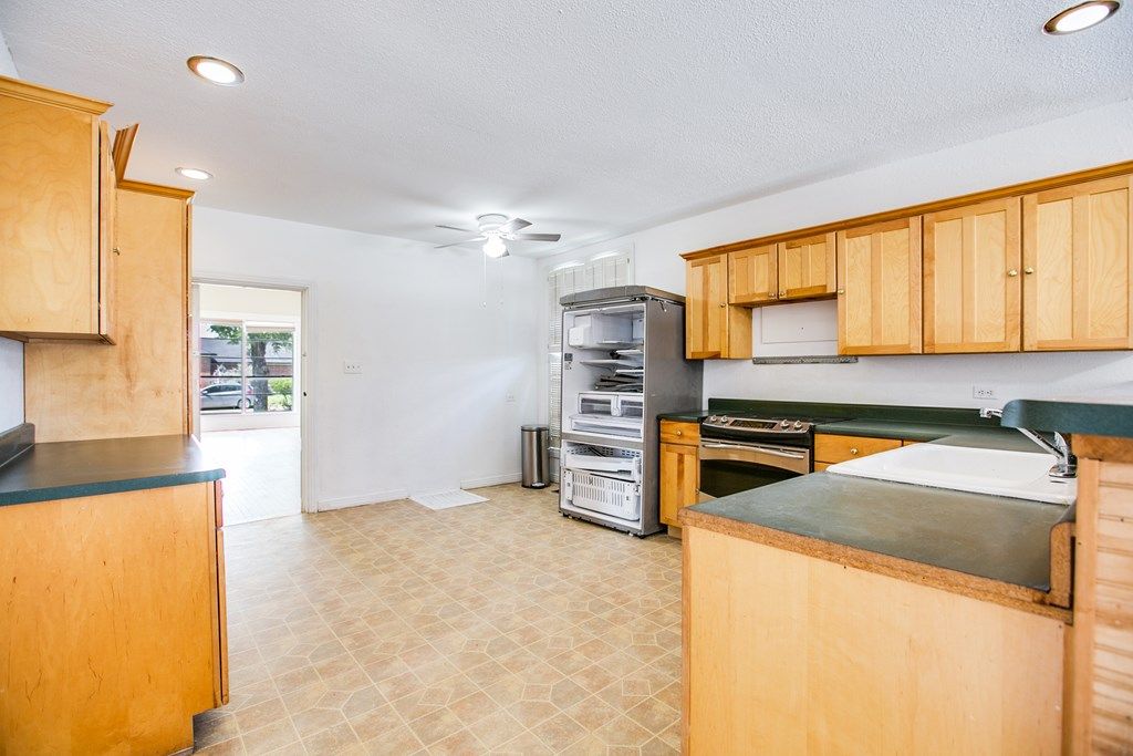 Image 39 of property listing at 810 N 6th St, Ballinger, TX 76821