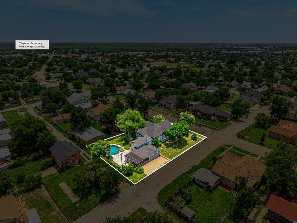 Image 4 of property listing at 810 N 6th St, Ballinger, TX 76821