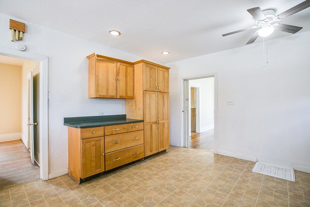Image 40 of property listing at 810 N 6th St, Ballinger, TX 76821