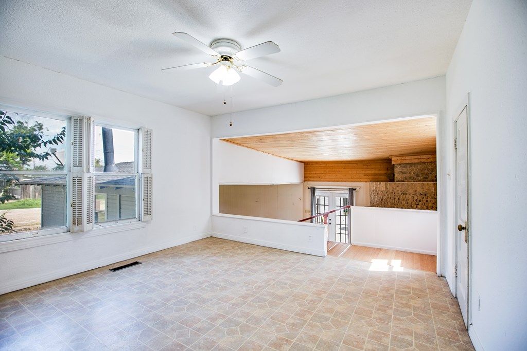 Image 43 of property listing at 810 N 6th St, Ballinger, TX 76821