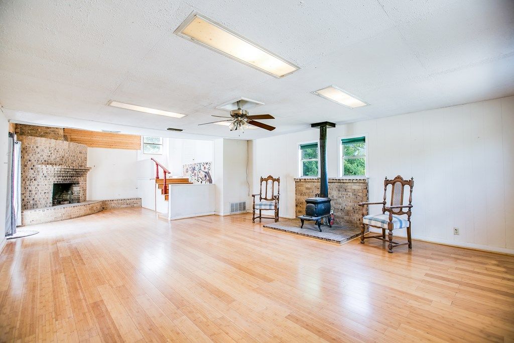 Image 46 of property listing at 810 N 6th St, Ballinger, TX 76821