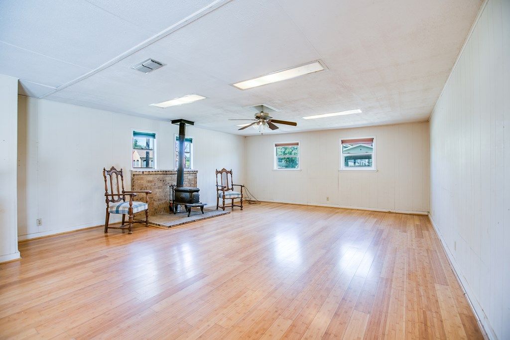 Image 48 of property listing at 810 N 6th St, Ballinger, TX 76821