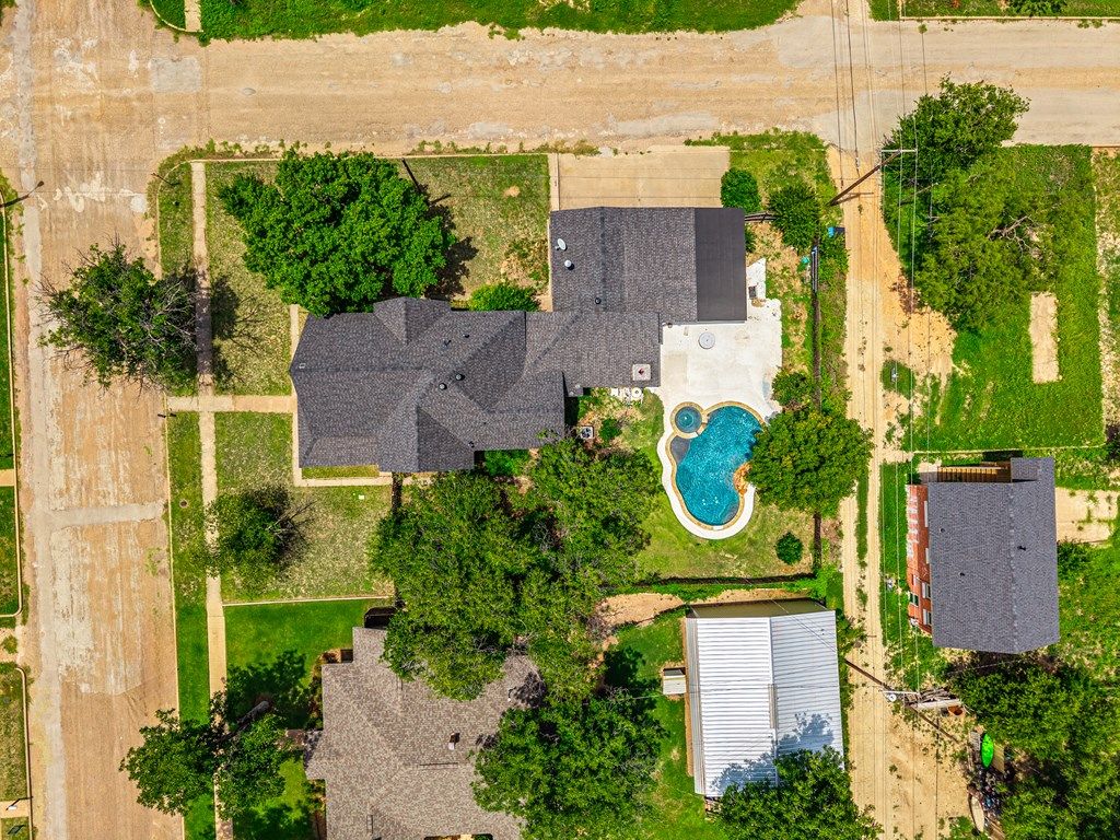 Image 5 of property listing at 810 N 6th St, Ballinger, TX 76821