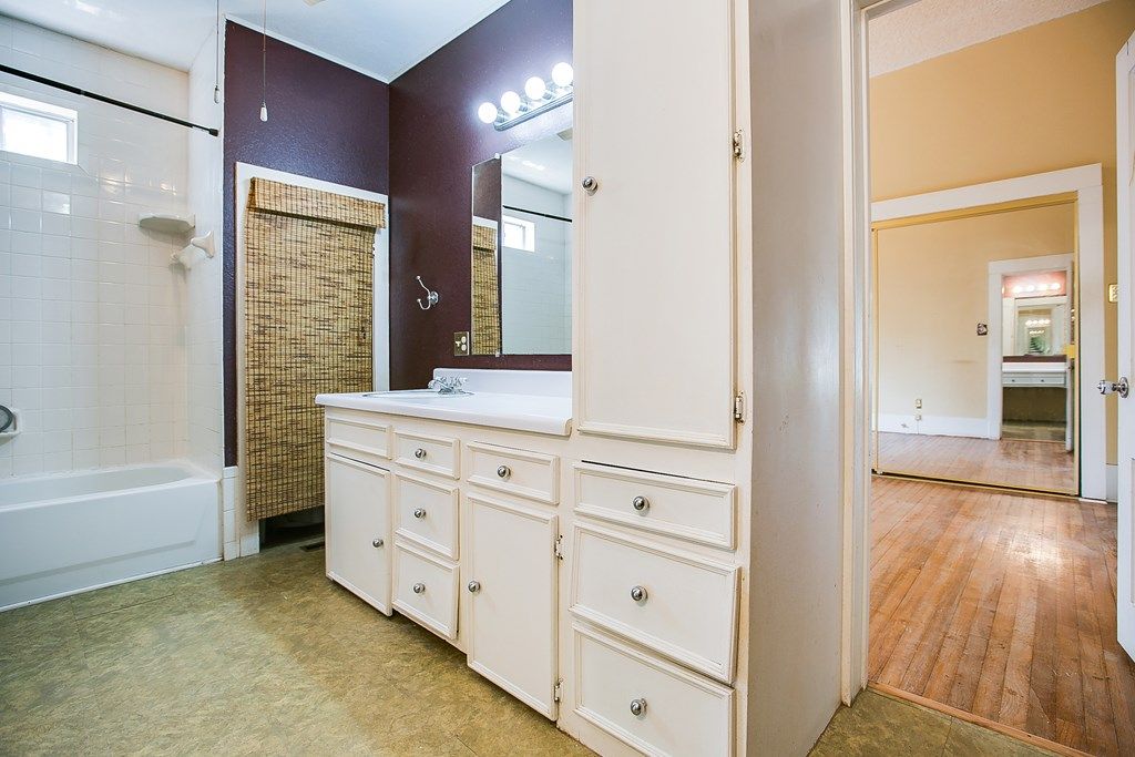 Image 53 of property listing at 810 N 6th St, Ballinger, TX 76821