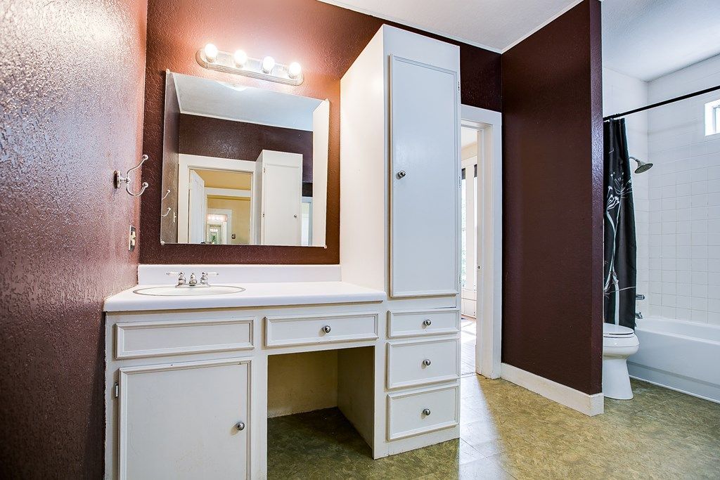 Image 55 of property listing at 810 N 6th St, Ballinger, TX 76821