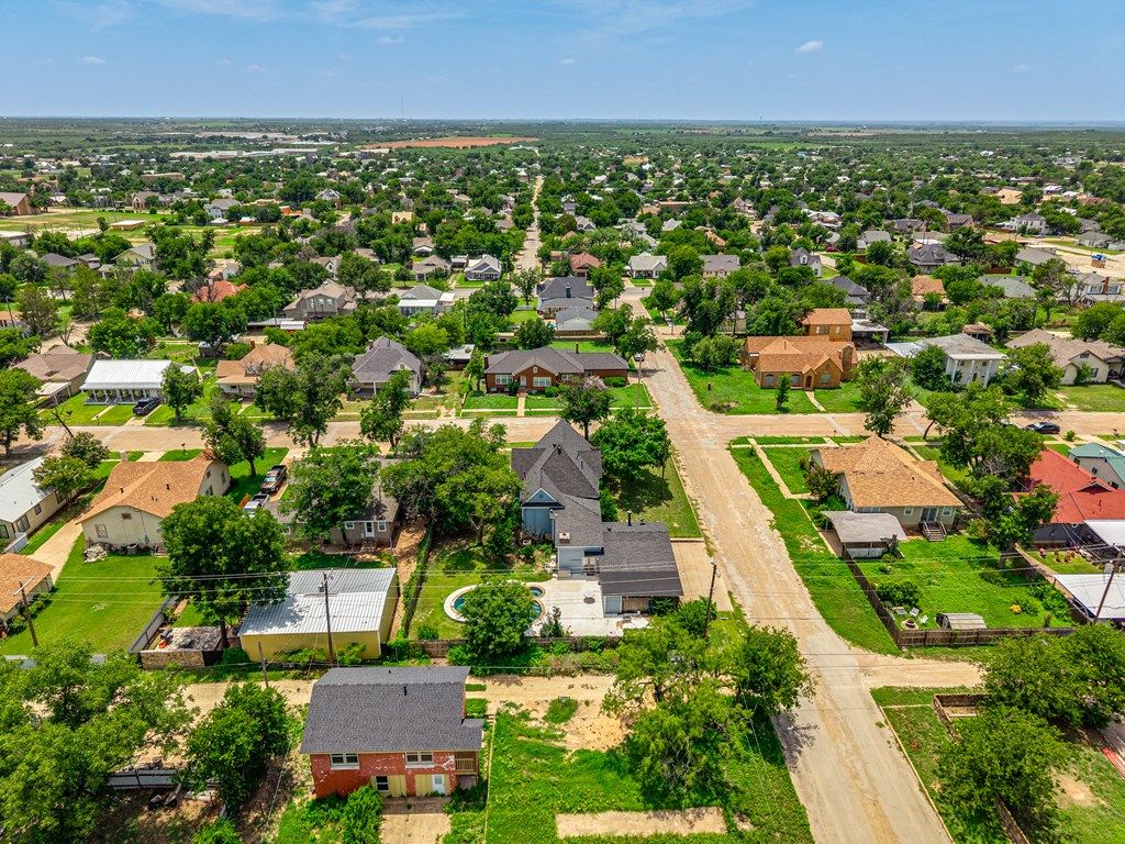 Image 6 of property listing at 810 N 6th St, Ballinger, TX 76821