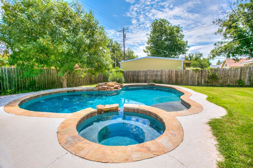 Image 65 of property listing at 810 N 6th St, Ballinger, TX 76821