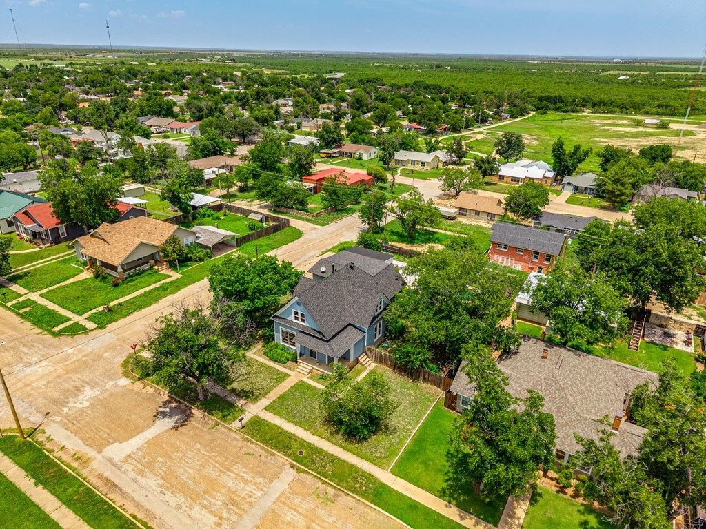 Image 7 of property listing at 810 N 6th St, Ballinger, TX 76821
