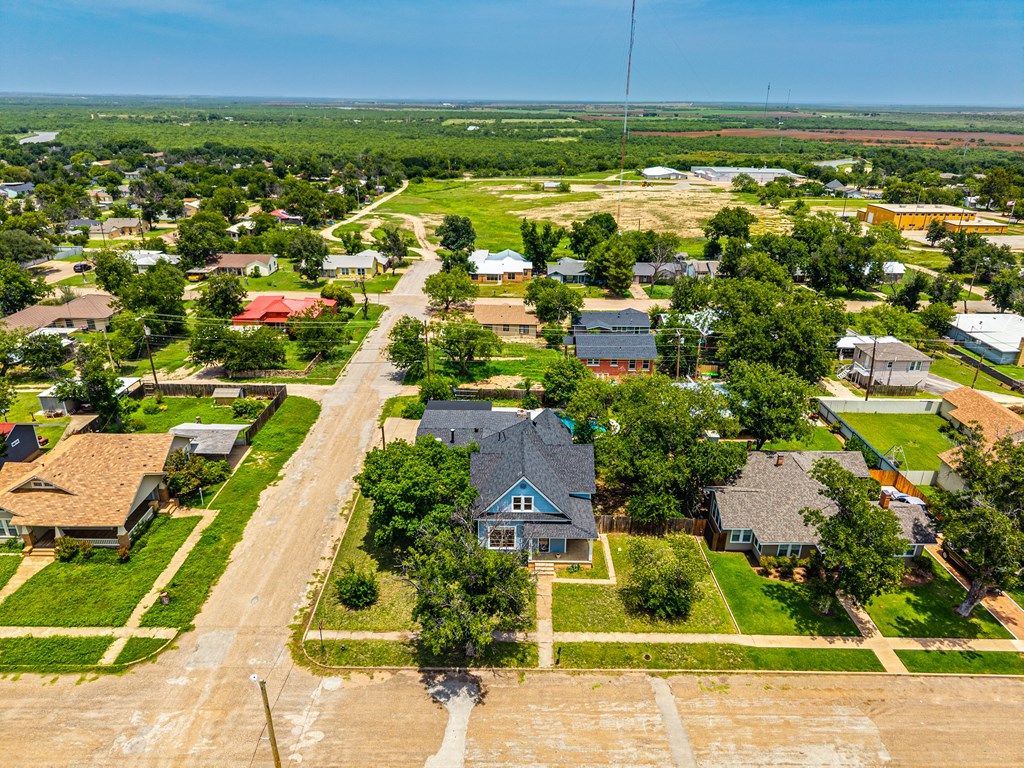 Image 8 of property listing at 810 N 6th St, Ballinger, TX 76821