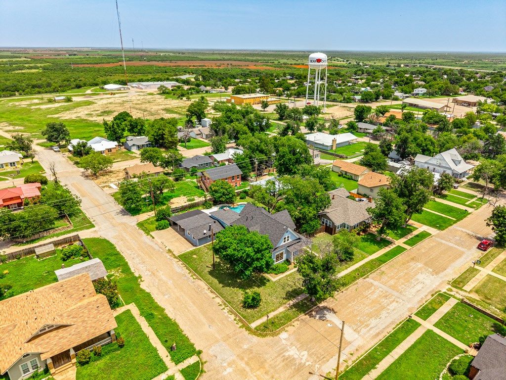 Image 9 of property listing at 810 N 6th St, Ballinger, TX 76821