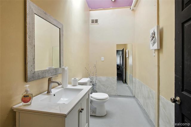 18729 Schoolcraft, Detroit, MI 48223