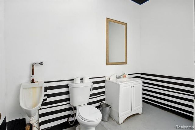 18729 Schoolcraft, Detroit, MI 48223