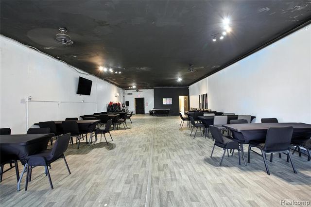 18729 Schoolcraft, Detroit, MI 48223