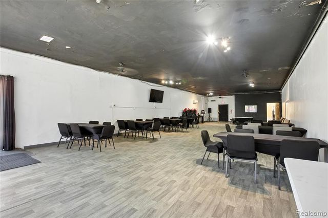 18729 Schoolcraft, Detroit, MI 48223