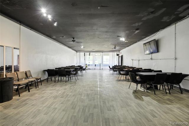 18729 Schoolcraft, Detroit, MI 48223