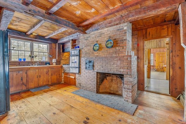 2 Country Club Dr, Halifax, MA 02338