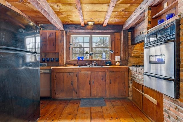 2 Country Club Dr, Halifax, MA 02338