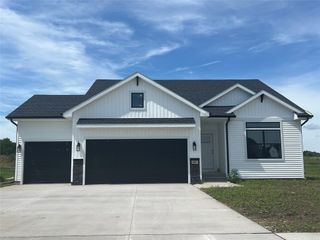 657 SE Hollow Court, West Des Moines, IA 50265