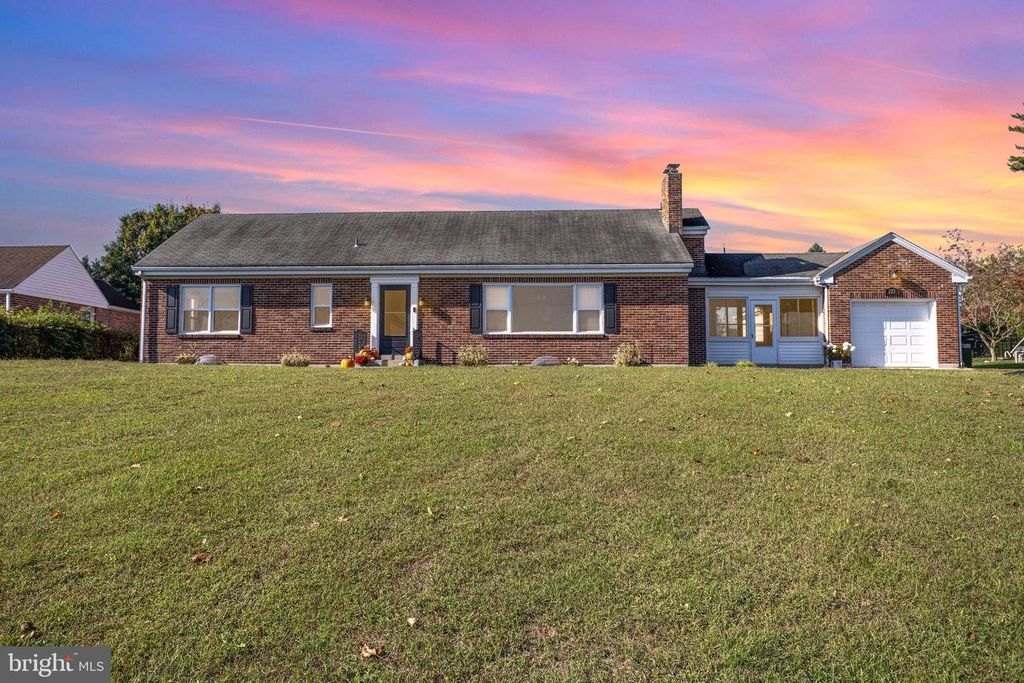 225 HILLSIDE TER, York, PA 17408