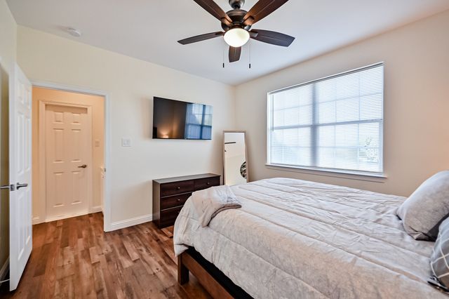 811 Mallard Pointe Drive, Grand Prairie, TX 75104