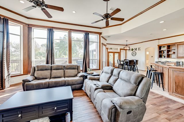 811 Mallard Pointe Drive, Grand Prairie, TX 75104