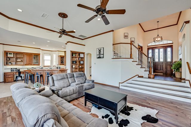 811 Mallard Pointe Drive, Grand Prairie, TX 75104