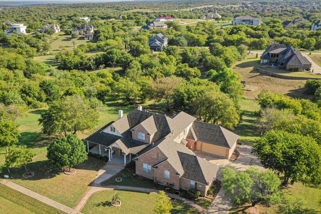 811 Mallard Pointe Drive, Grand Prairie, TX 75104