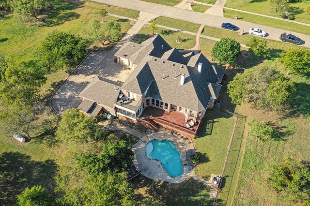811 Mallard Pointe Drive, Grand Prairie, TX 75104
