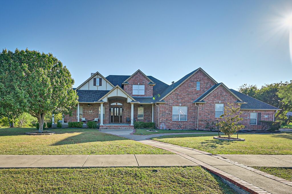 811 Mallard Pointe Drive, Grand Prairie, TX 75104
