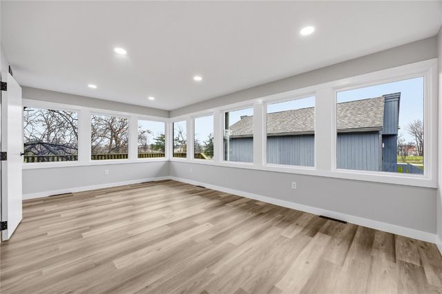 4245 1st Avenue SE B, Cedar Rapids, IA 52402