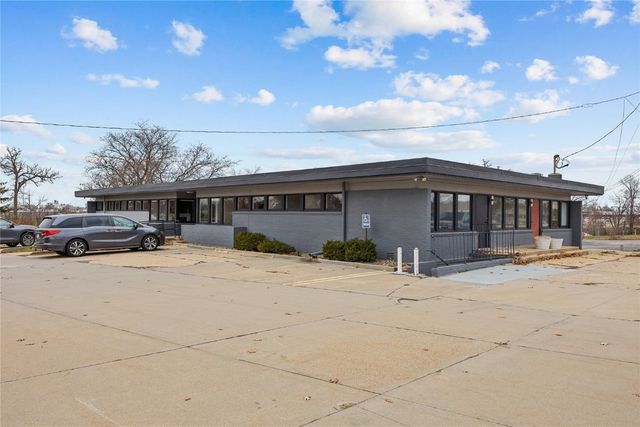 4245 1st Avenue SE B, Cedar Rapids, IA 52402