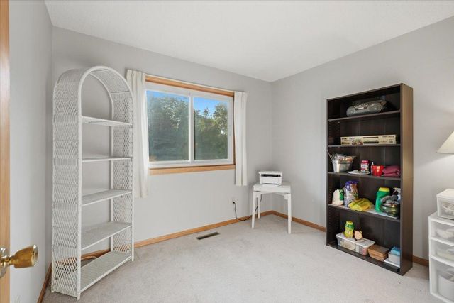 558 Hyde Avenue N, Mahtomedi, MN 55115