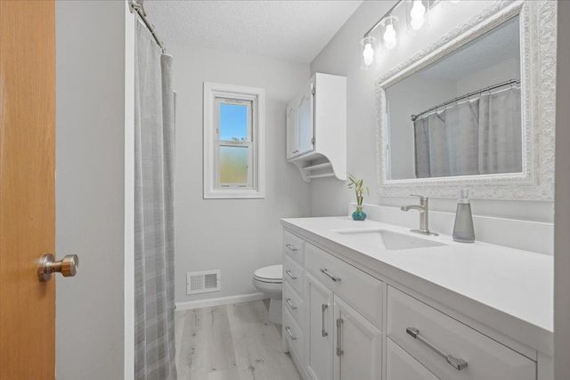 558 Hyde Avenue N, Mahtomedi, MN 55115