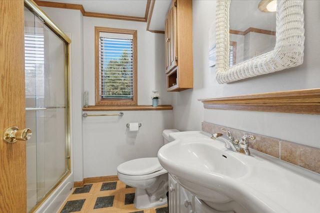 558 Hyde Avenue N, Mahtomedi, MN 55115