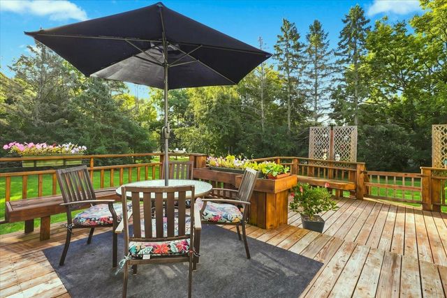 558 Hyde Avenue N, Mahtomedi, MN 55115