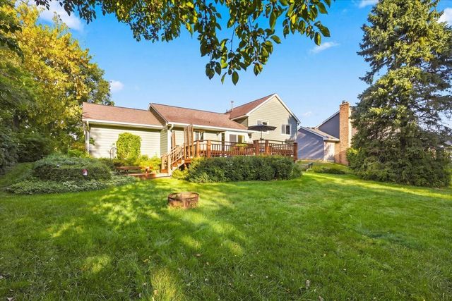 558 Hyde Avenue N, Mahtomedi, MN 55115